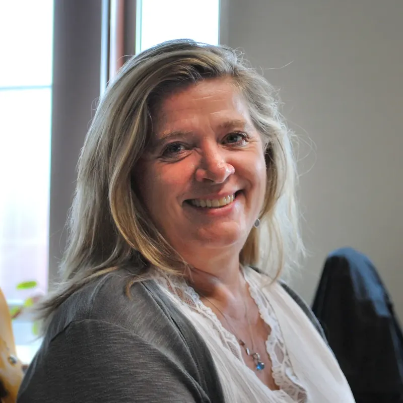 Carin Heezius, Administratief medewerkster