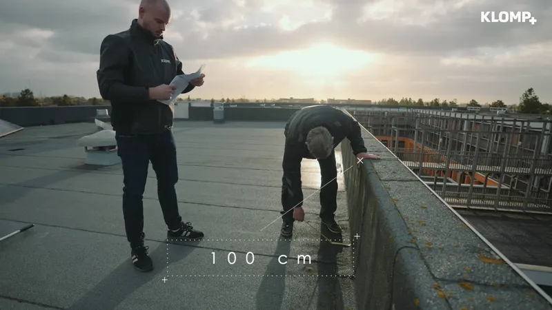 Patrick en Rinus tijdens een dakinspectie