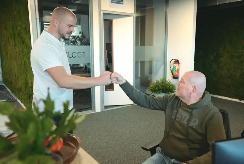 Patrick en Charles geven elkaar een hand