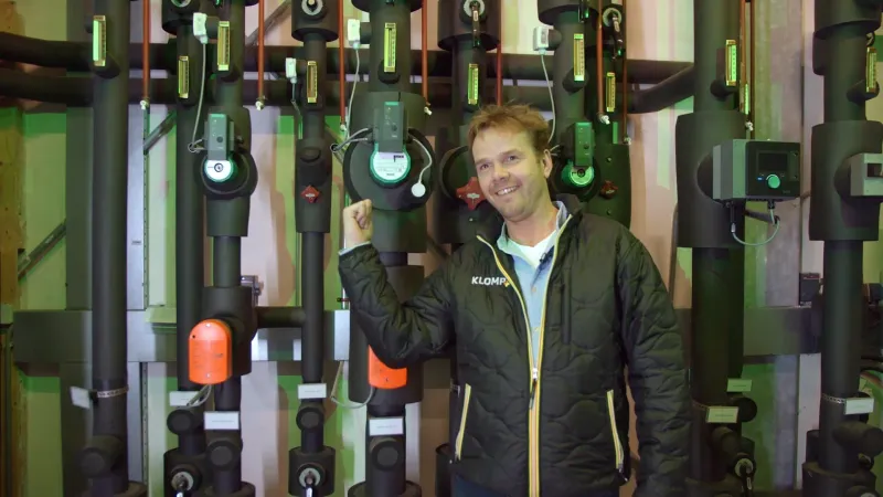 Peter Bouwes bij een warmtepomp